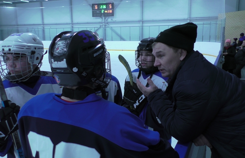 Фото Евгения Баченина. В выходные артемовские хоккеисты встречались со сверстниками из Талицы и п. Лосиный