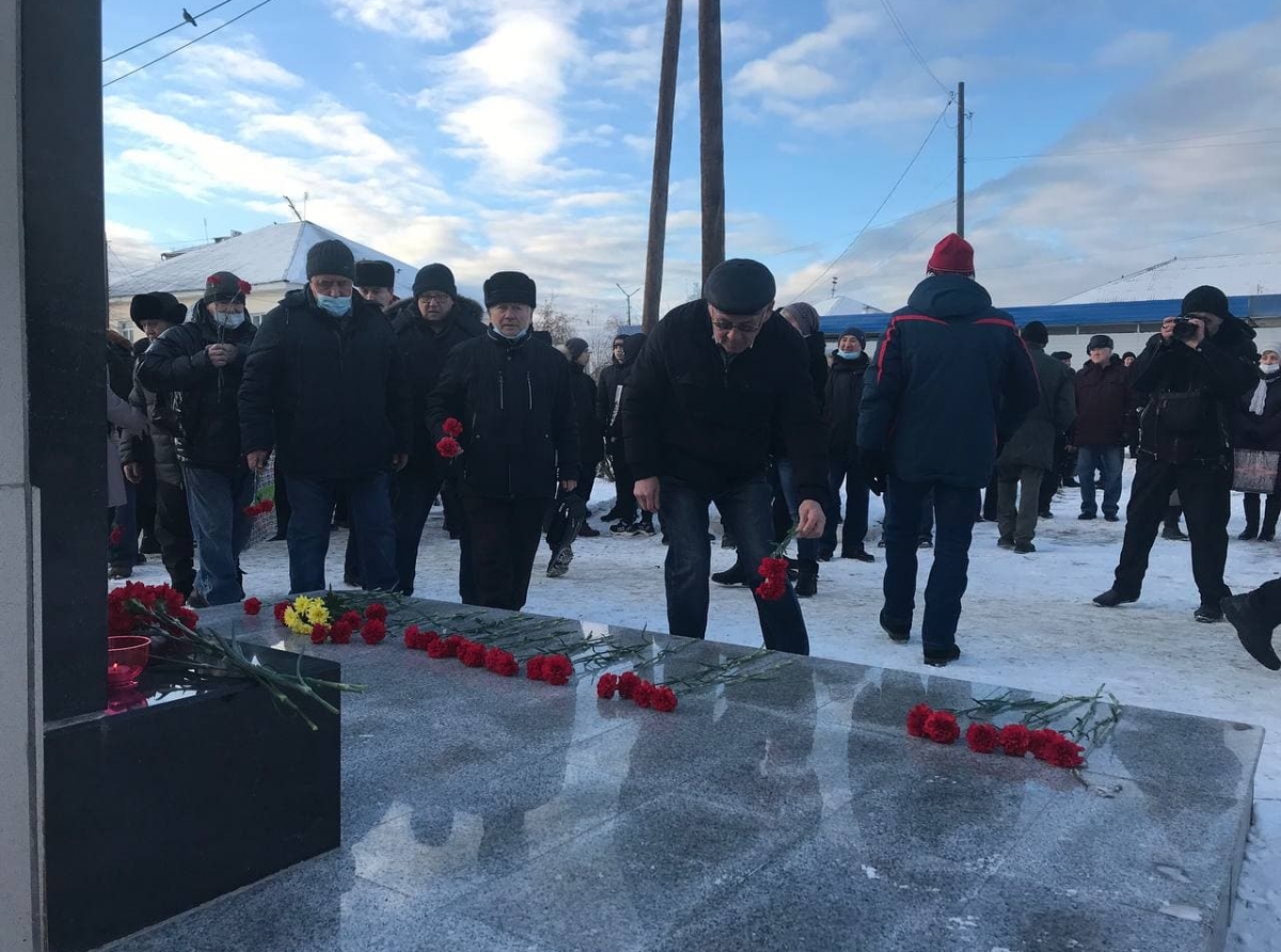  В память о погибших горняках - цветы и свечи