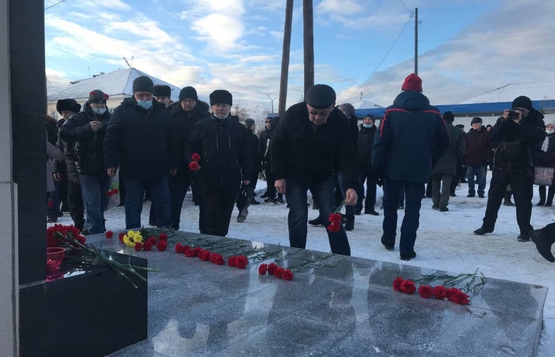  В память о погибших горняках - цветы и свечи