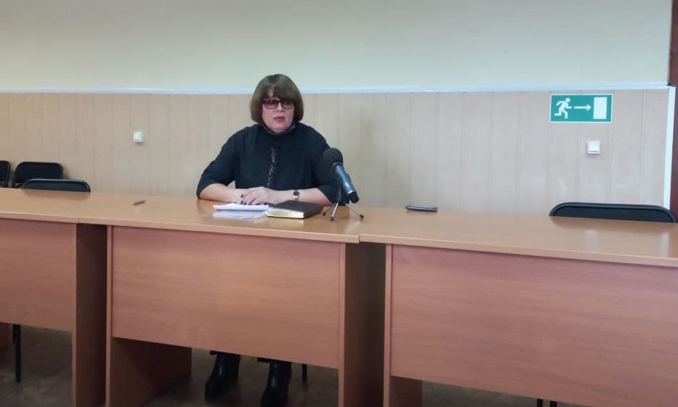 Елки на площади украсят гирляндами