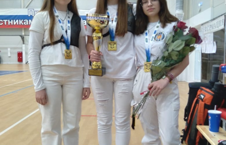 Фото Вениамина Денисова. Александра Митрохова (крайняя справа) в составе команды, завоевавшей первое место 
