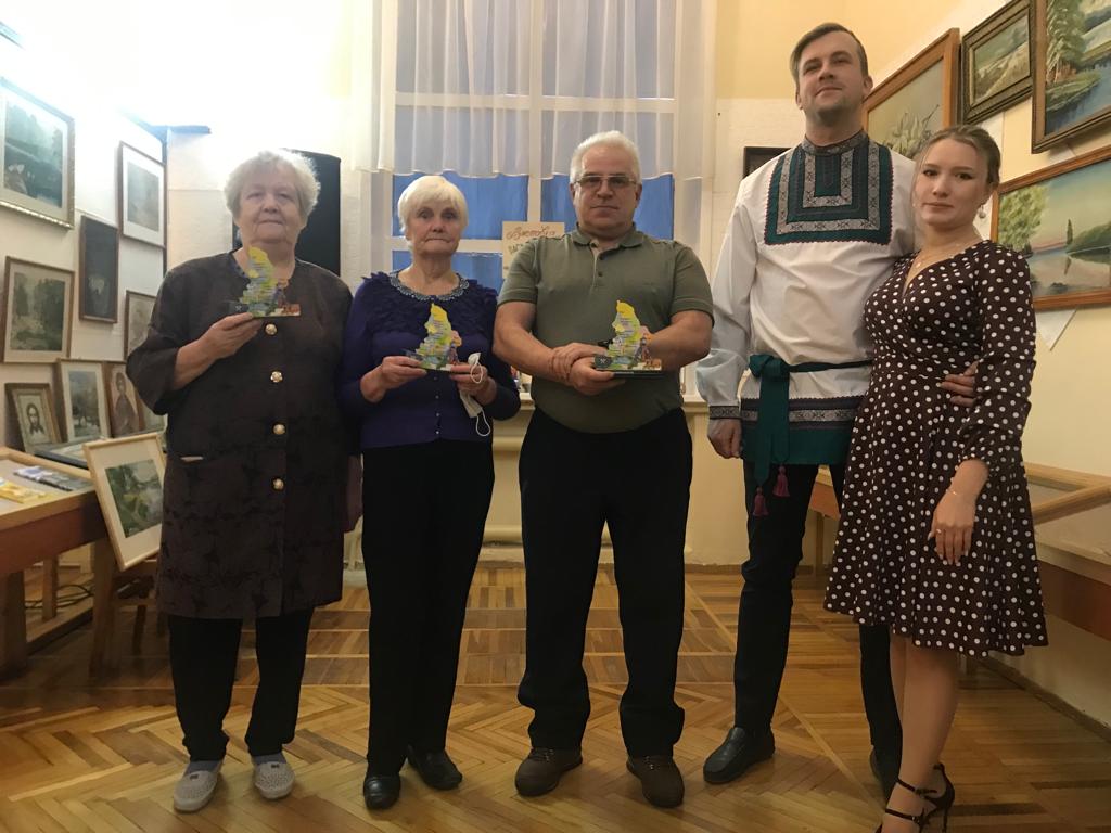 "Нам мир искусства снова дарит радость"