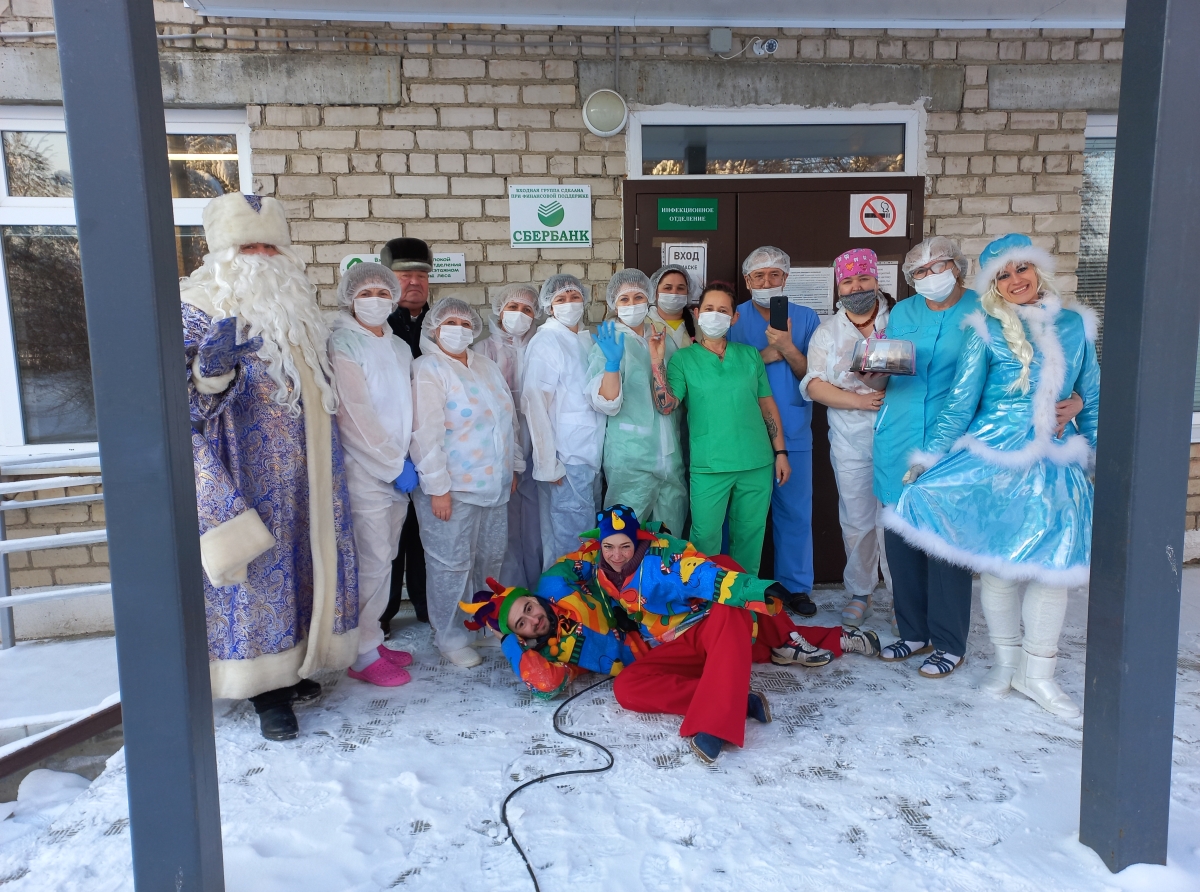 Фото Василия Ергашева. Медикам подарили немного радости и праздничного настроения