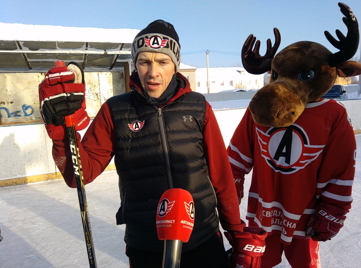 Фото Василия Ергашева. Звезда хоккея с мировым именем, нападающий клуба КХЛ «Автомобилист» Павел Дацюк раскрыл секреты успеха юным артемовским спортсменам