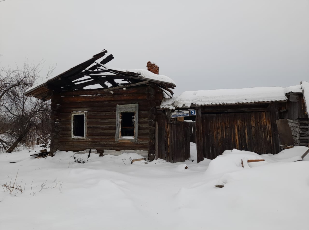 Фото: читатель "АР". Огонь основательно повредил строение