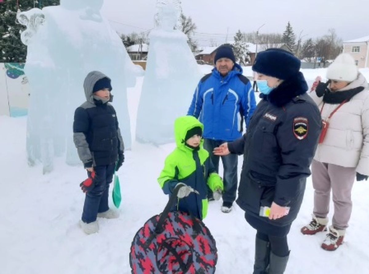 Фото предоставлено ГИБДД. За знания правил дорожного движения дети получали подарки от инспекторов ГИБДД