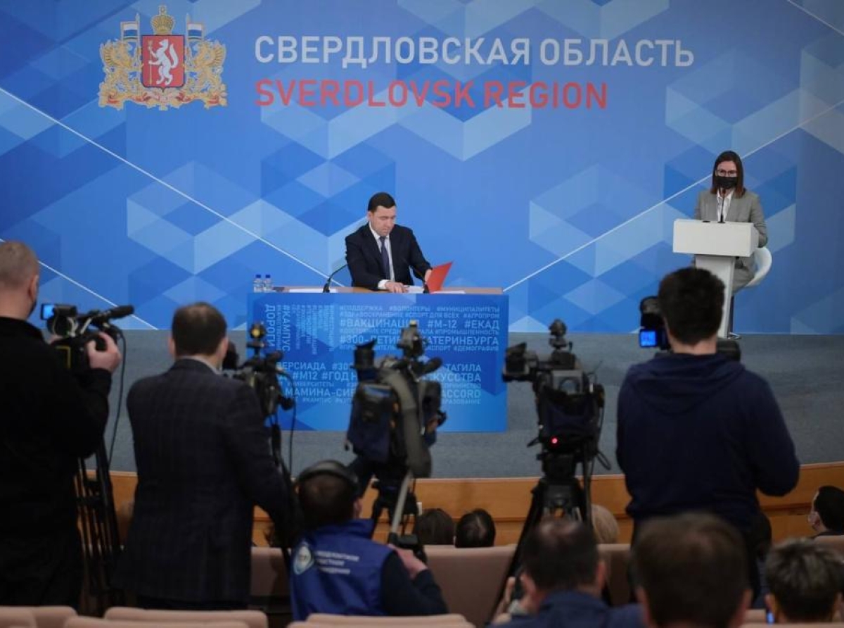 Евгений Куйвашев поздравил работников СМИ, типографий и издательств с Днем российской печати