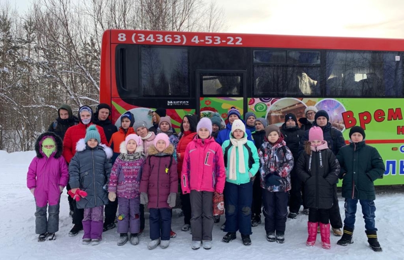 В путешествие ребята отправились на комфортабельном автобусе. 