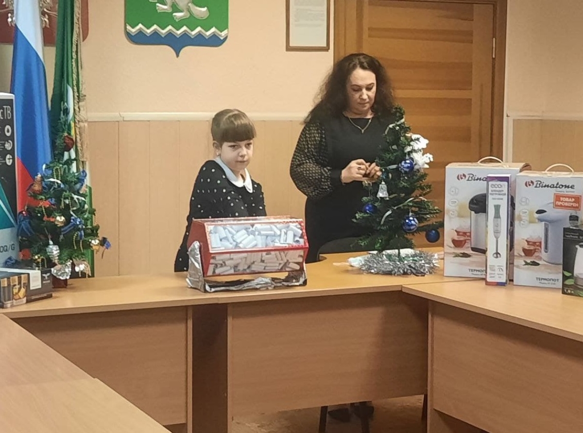 Фото Галины Таскиной. Старательно крутила лототрон и вытаскивала номера счастливых билетов юная помощница, учащаяся 2 класса школы № 1 Кристина Пономарева