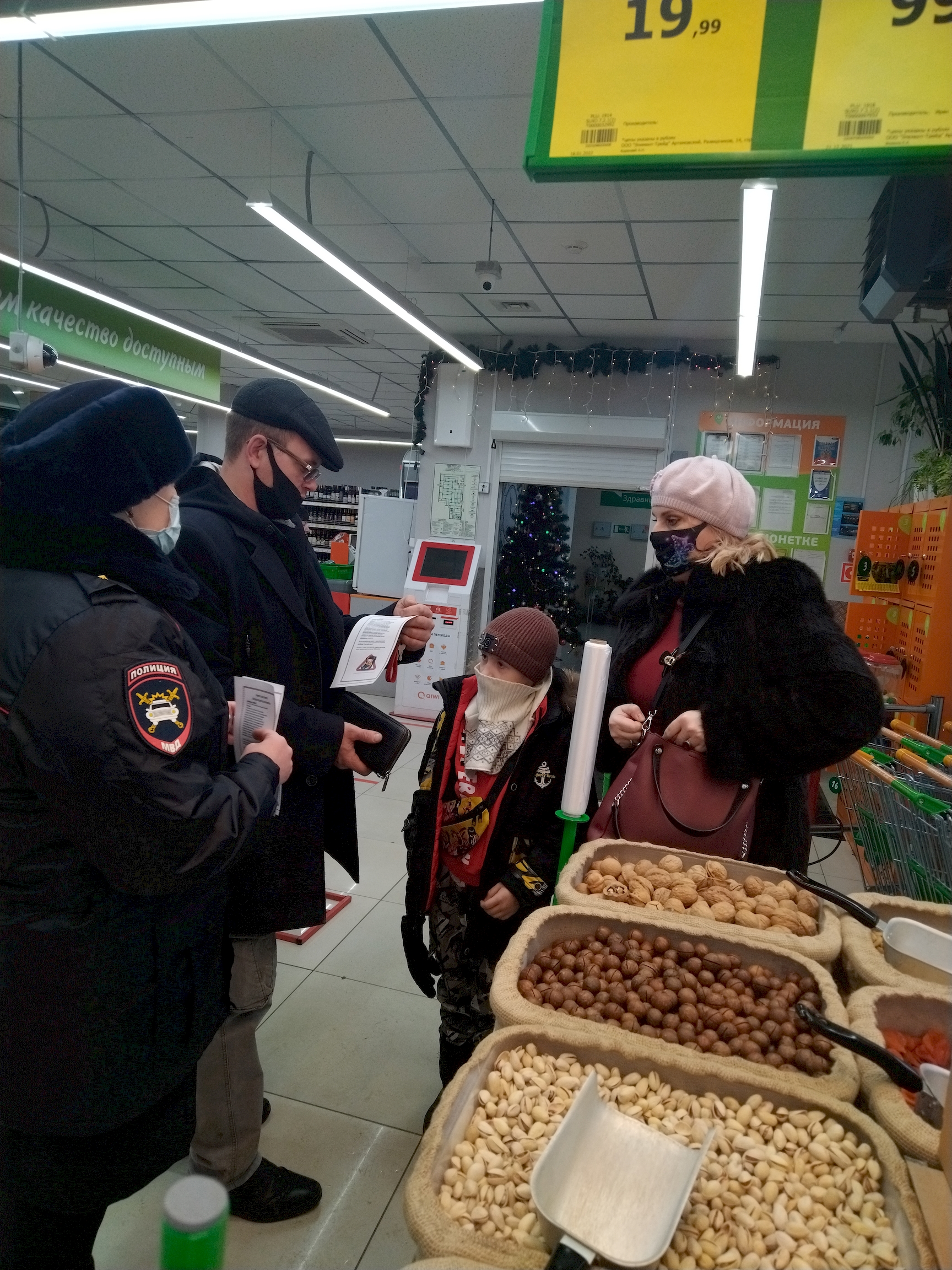 Артемовские автоинспекторы работают на заправках и в крупных магазинах