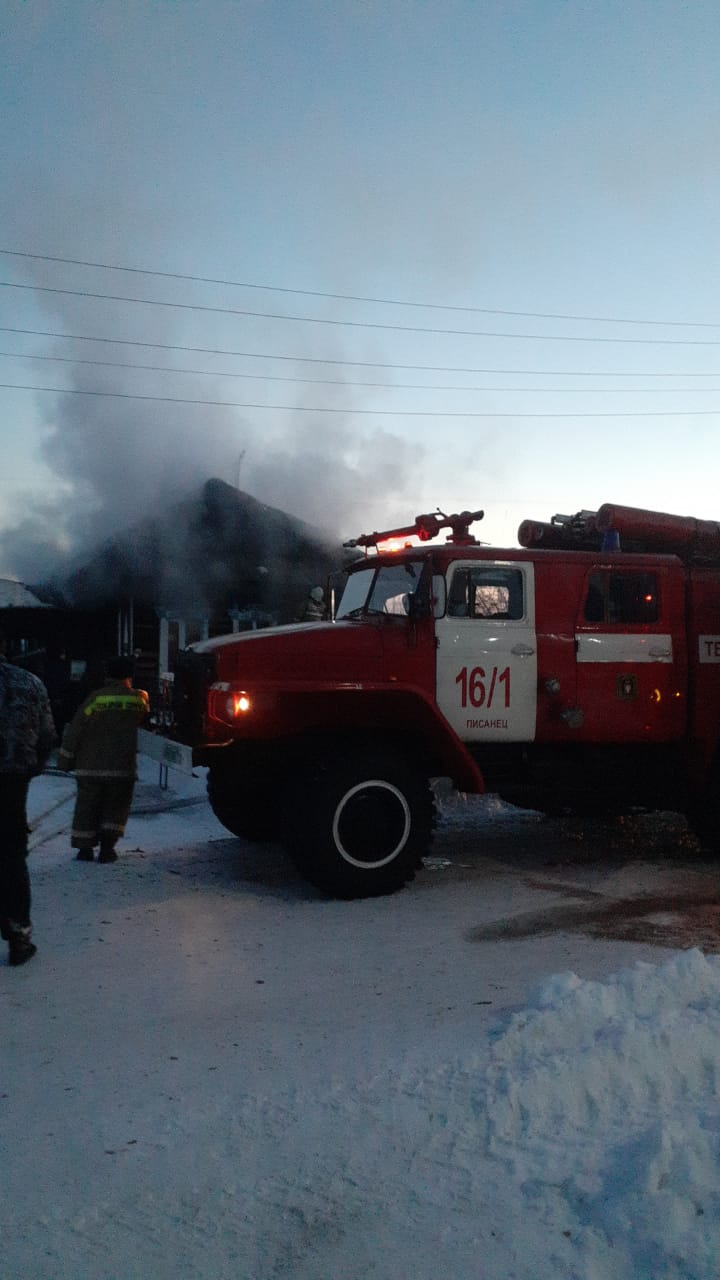 Огнеборцы тушат жилой дом 
