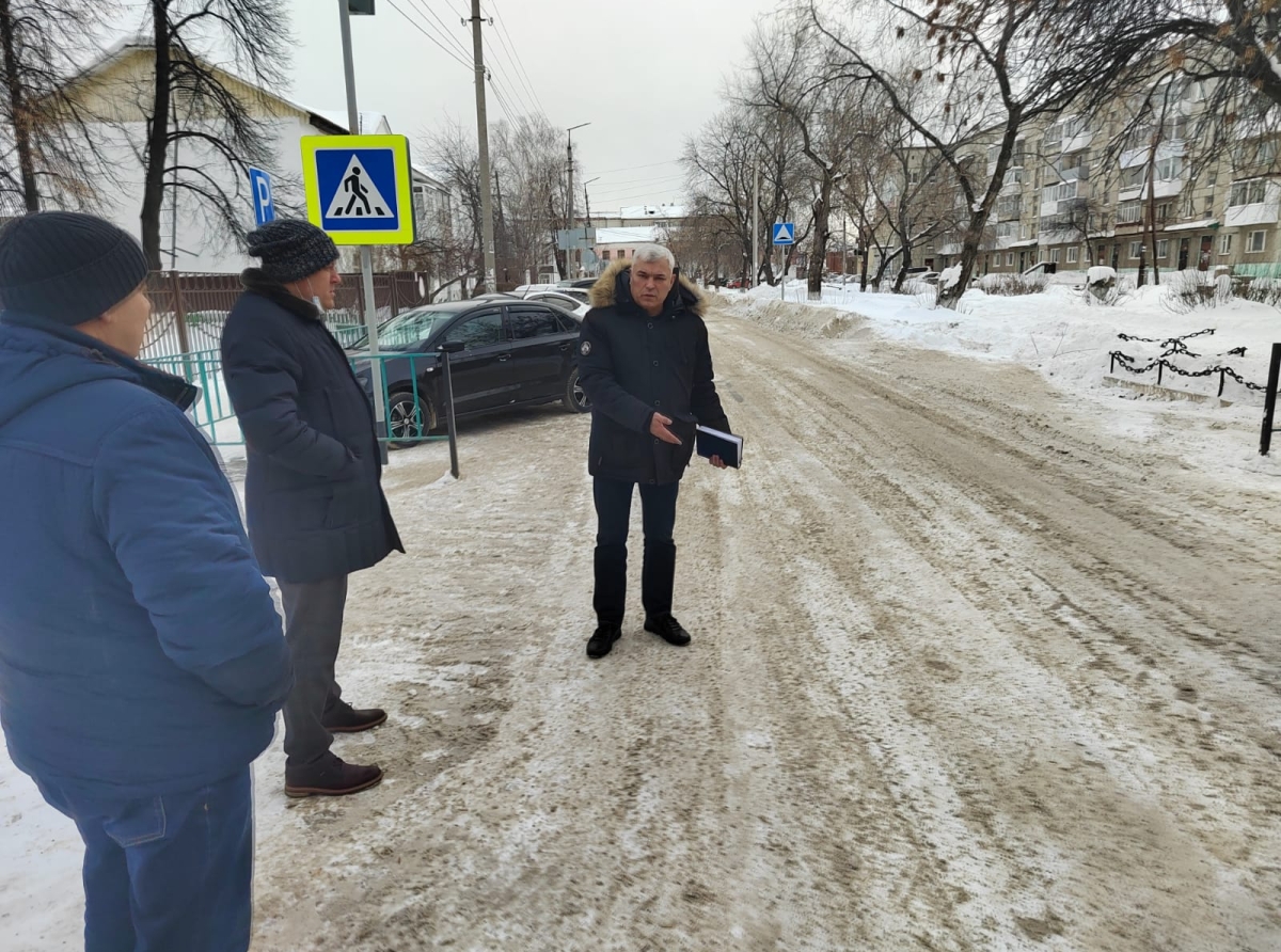 Фото предоставлено администрацией АГО. В. Крупин посмотрел, как содержатся дороги в городе