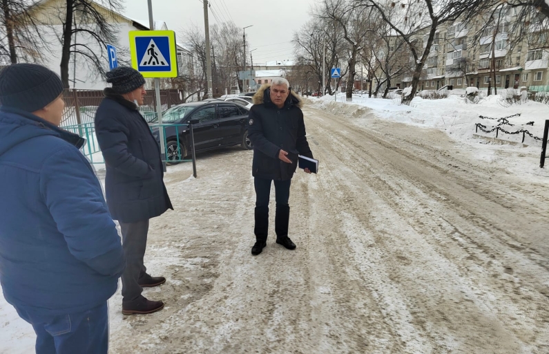 Фото предоставлено администрацией АГО. В. Крупин посмотрел, как содержатся дороги в городе