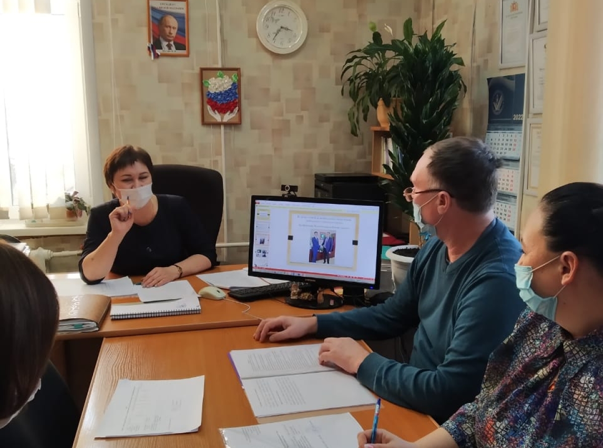 Фото предоставлено АРТИК. Комиссия рассматривает работы ребят