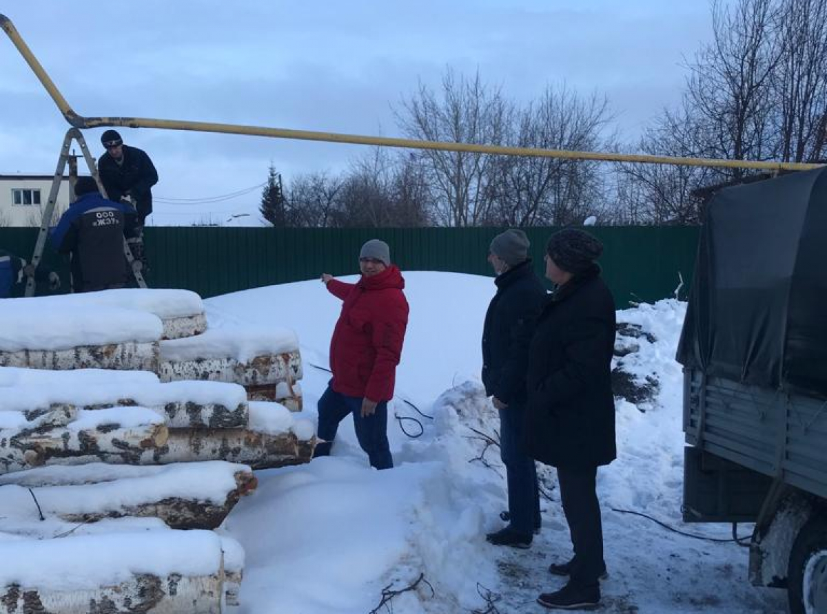 Фото: читатель "АР". На место ЧП выехал глава АГО К. Трофимов. 