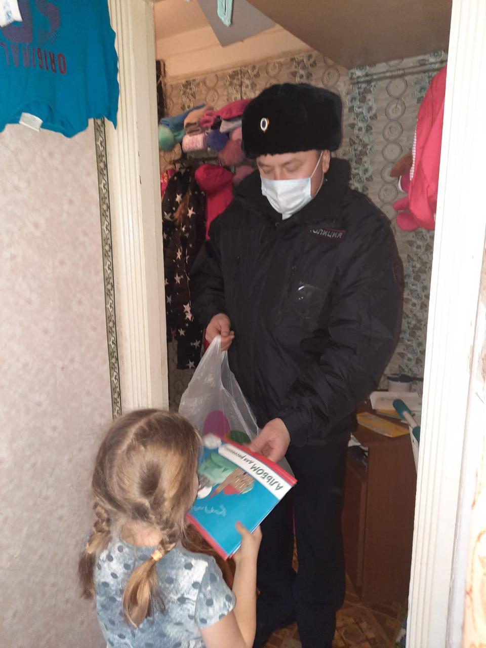 Полицейские дарили подарки, дети в ответ - улыбки