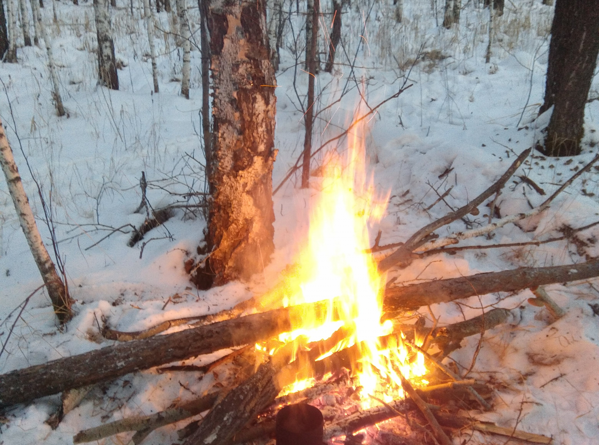 Фото: Василий Ергашев. Костер - неотменный атрибут биатлона АООиР