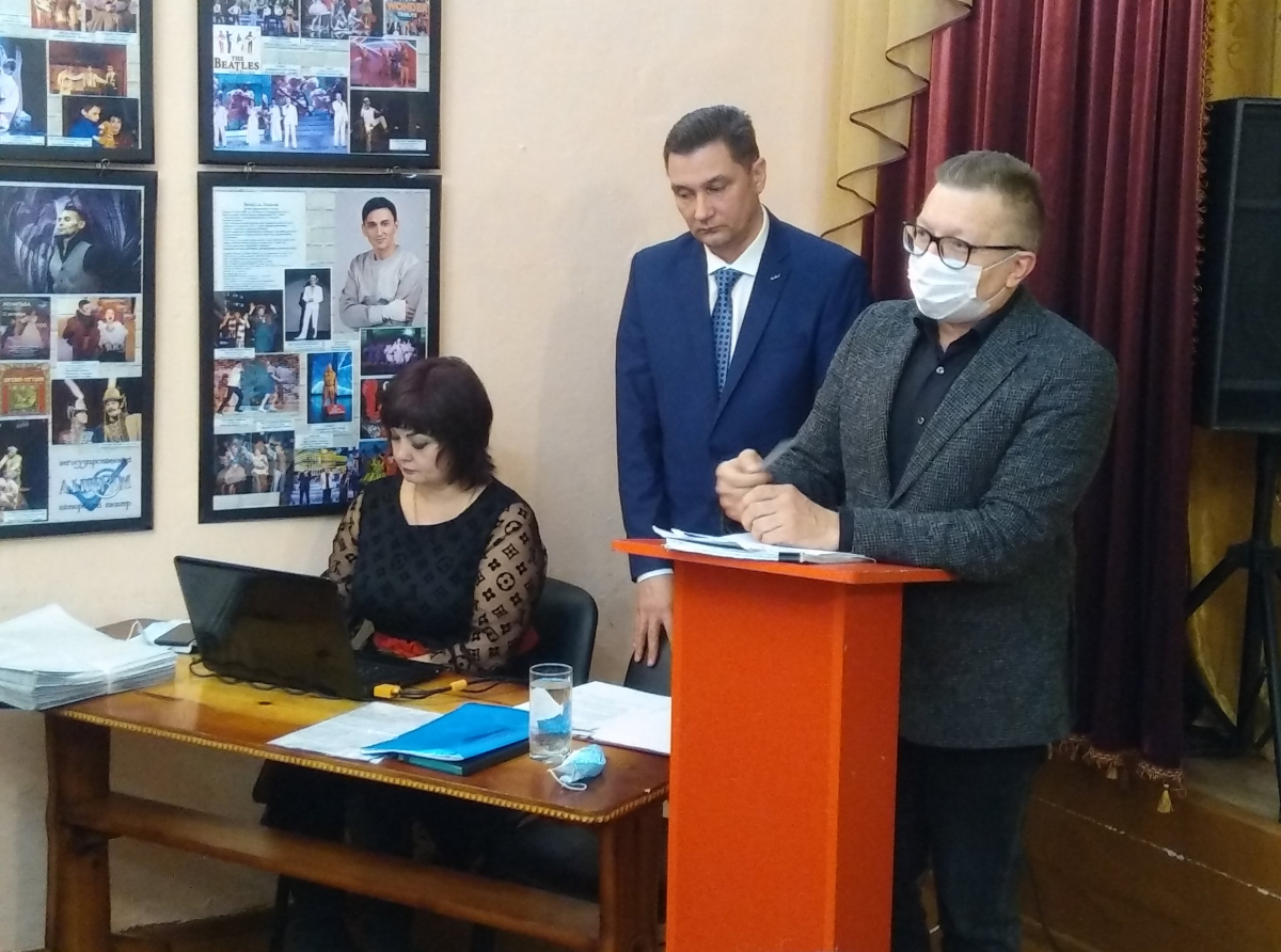 Фото: Василий Ергашев. Во время отчета Б. Валиуллинн ответил на вопросы о медицинском обслуживании