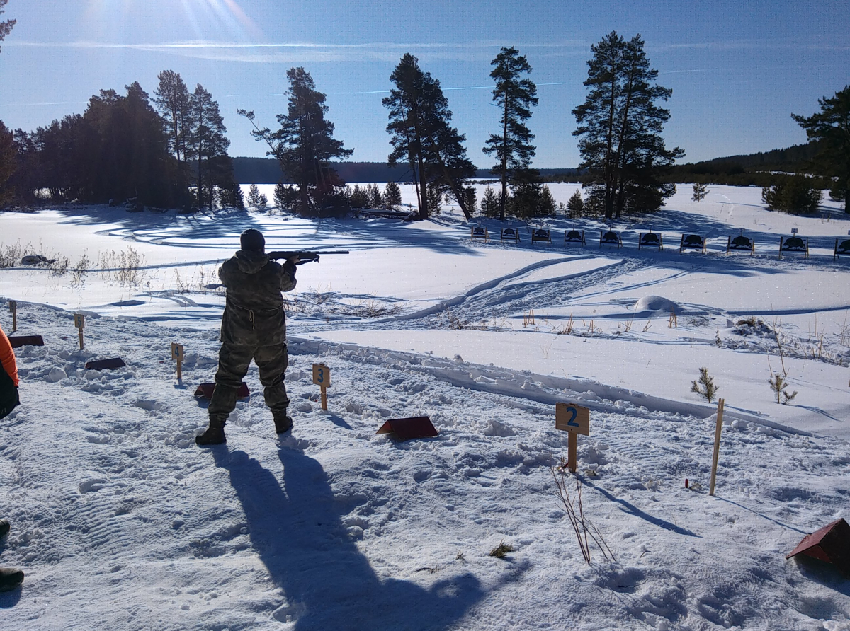 Фото: Василий Ергашев. На дистанции идет стрельба по мишени