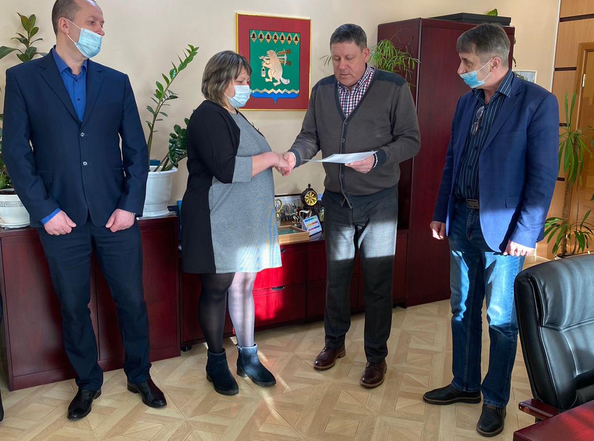 Фото: Полина Бурцева. Вручение свидетельства прошло в кабинете главы АГО