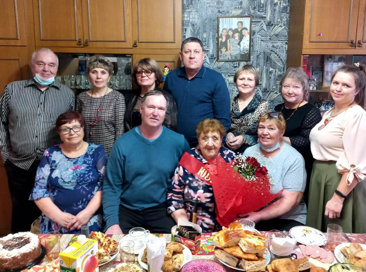 На фото с ветераном труда Антониной Слынько (сидит в центре): представитель ветеранской организации Николай Красноперов, заместитель начальник Управления социальной политики № 2 Светлана Харченко, начальник территориального управления поселка Красногвардейский Валентина Юсупова, глава АГО Константин Трофимов, сотрудники КЦСОН Любовь Козловских, Ольга Шайхуллинова, помощник депутата Думы АГО Алена Поливанова, дочь юбиляра Мария Мошковцева, депутат Думы АГО Василий Ергашев, юбиляр Антонина Слынько, председатель совета ветеранов Надежда Красноперова.