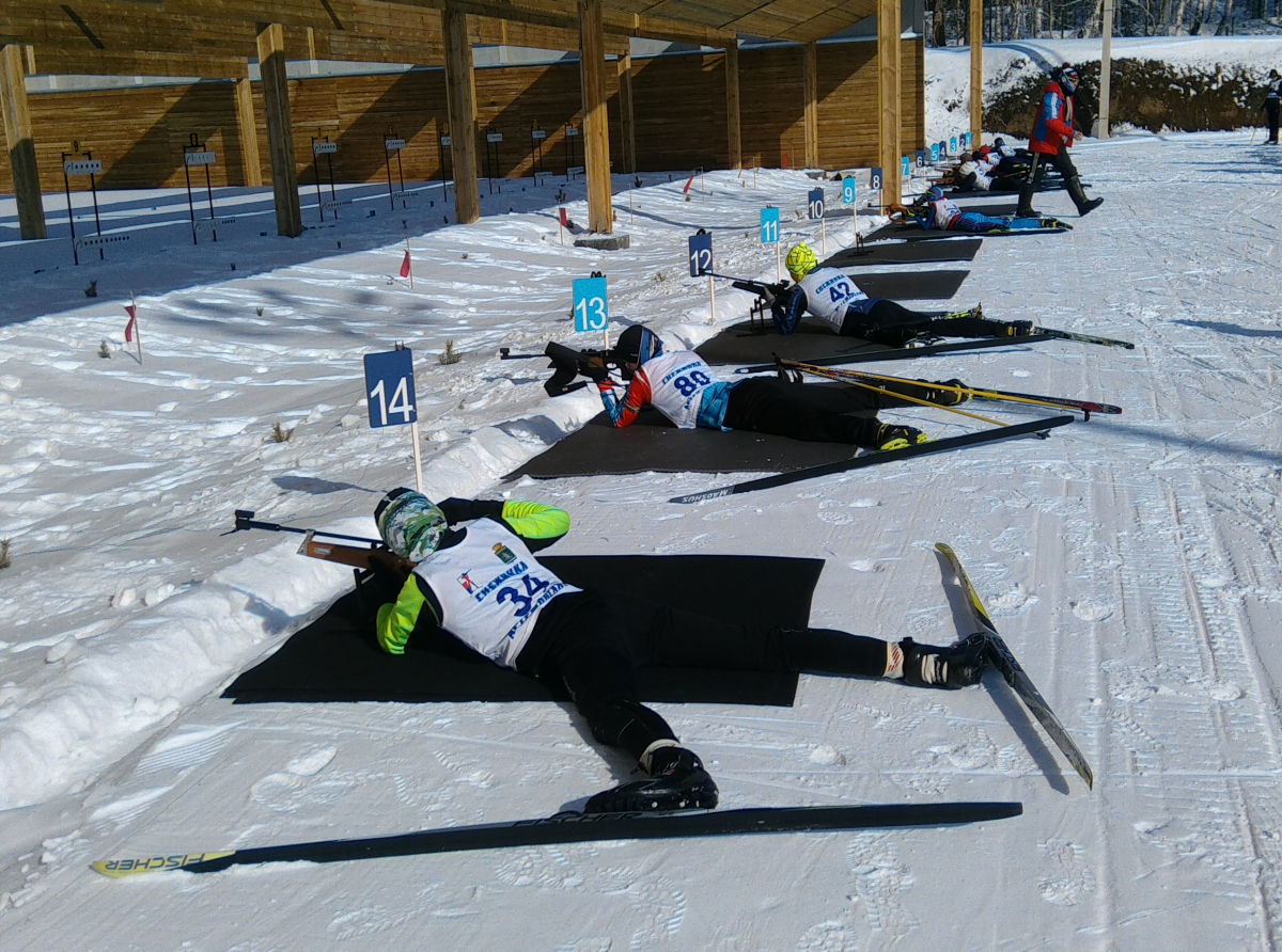 Фото Василия Ергашева. Биатлонисты на огневом рубеже. Завтра здесь будет жарко