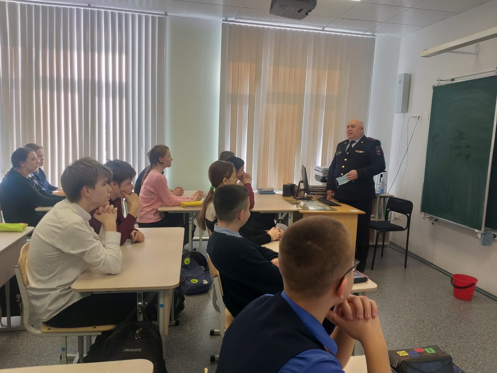 К школьникам из п. Красногвардейский приехали полицейские