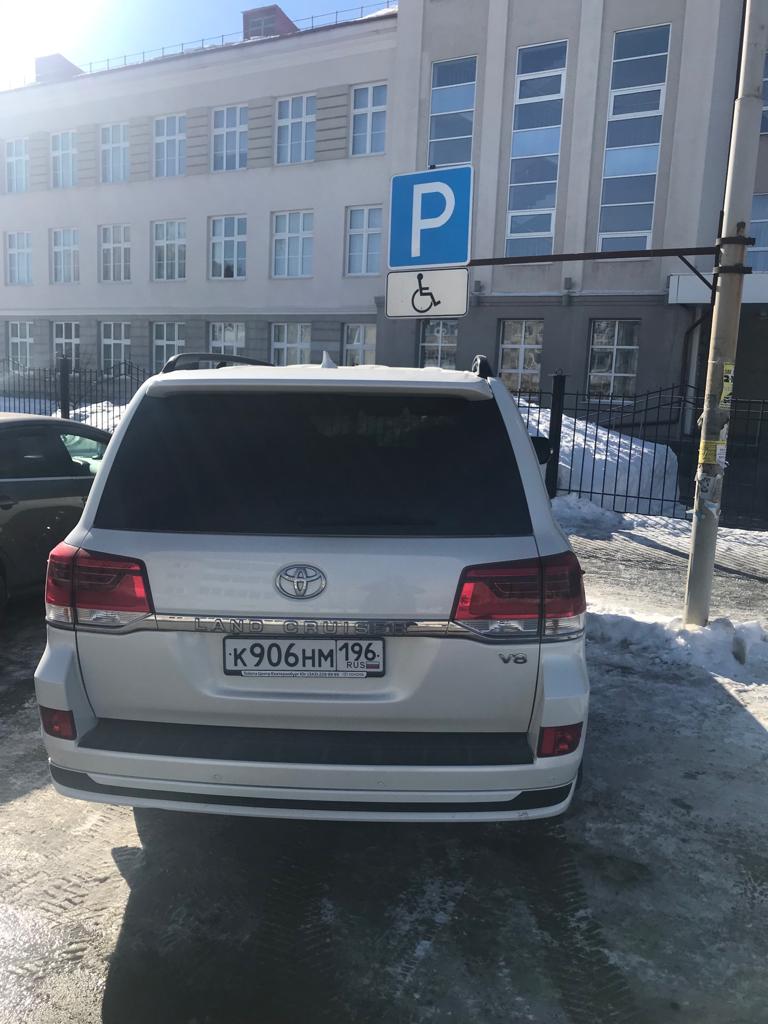 Парковка у школы: прав ли владелец внедорожника?