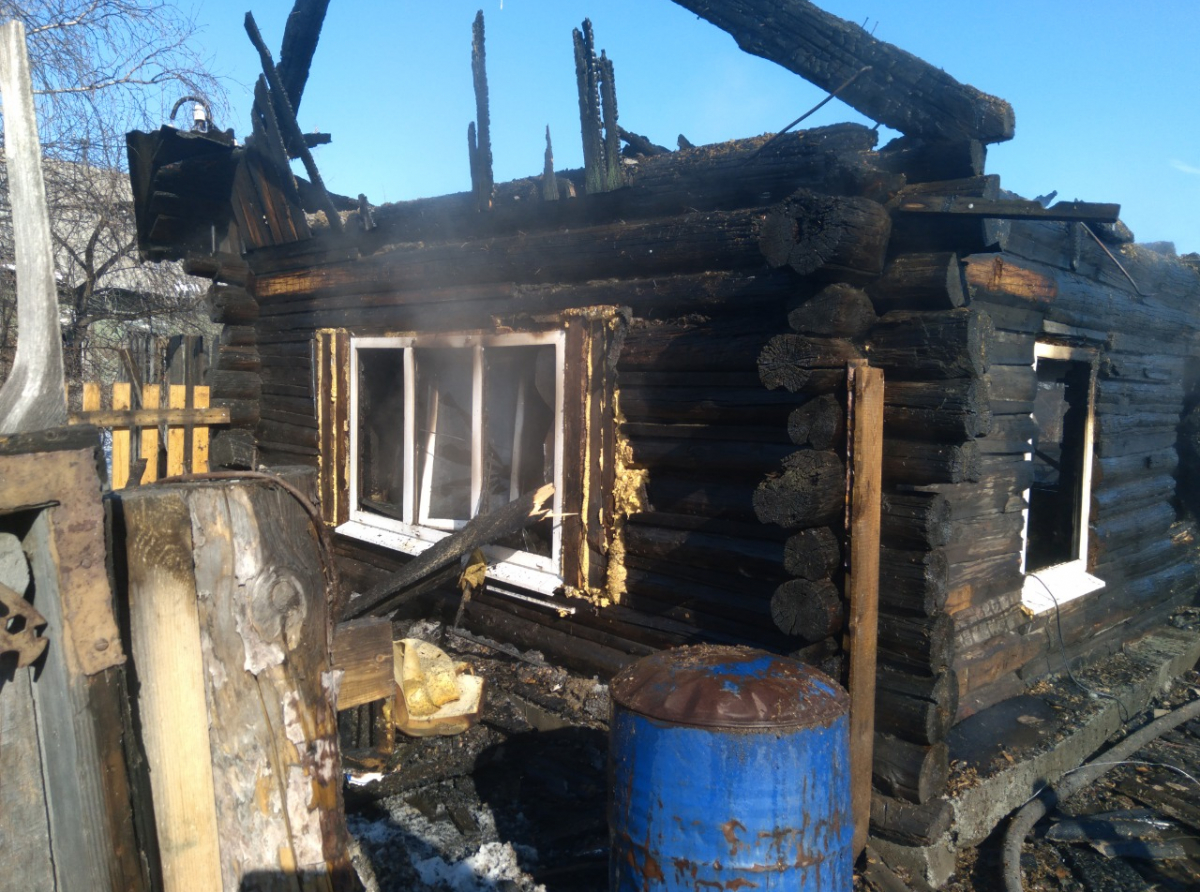 Фото:Павел Страхов. Огонь оставил хозяина без жилья...