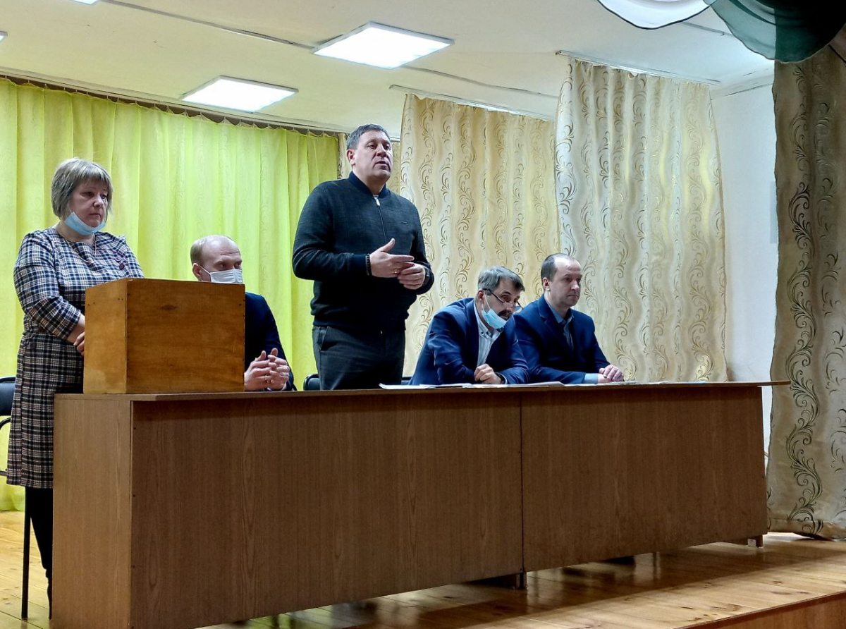 Фото Галины Таскиной. Глава АГО уверен: нужно обязательно разговаривать, объяснять, доносить информацию до людей.