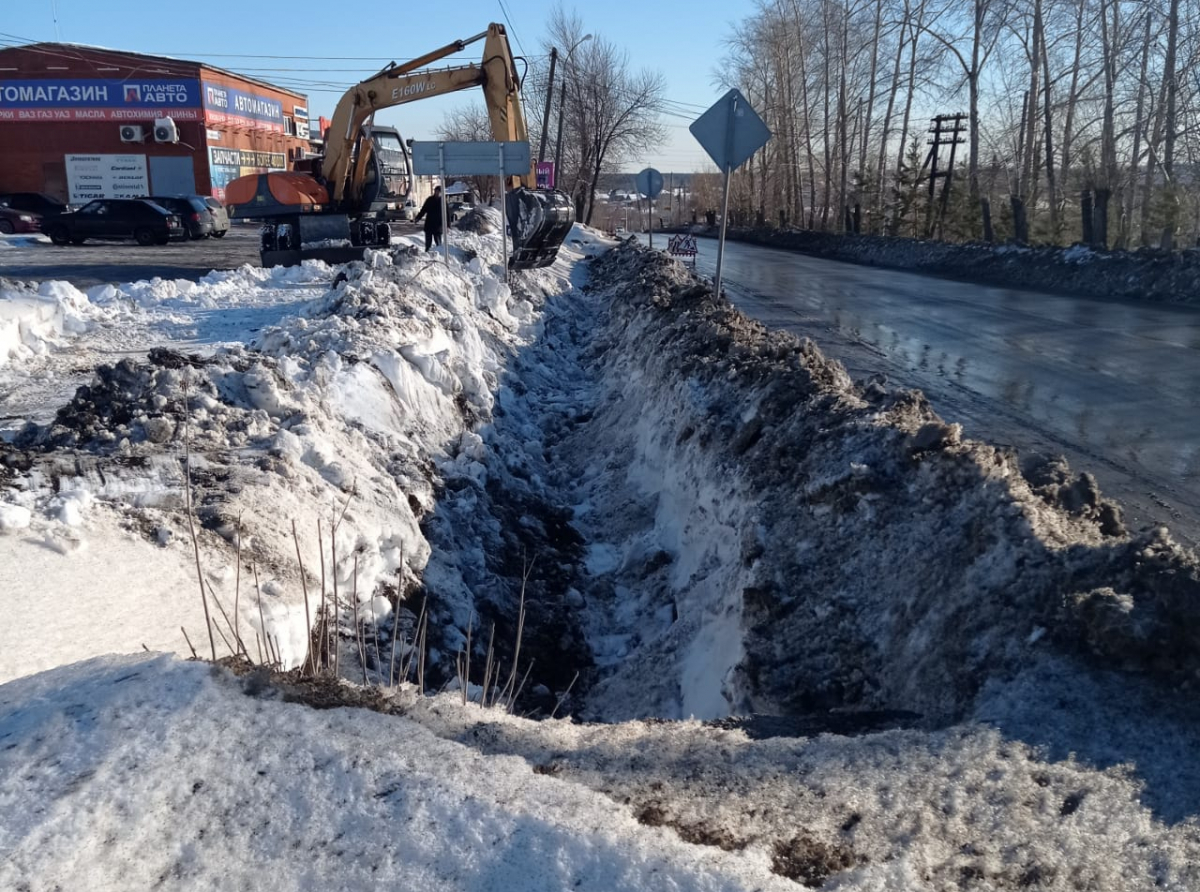 Фото предоставлено ЖКС. дорожники усиленно работают над тем, чтобы дороги не залило талыми водами