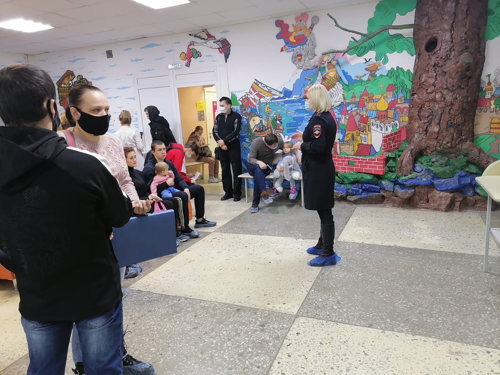 Пришли в детскую больницу, раздали памятки