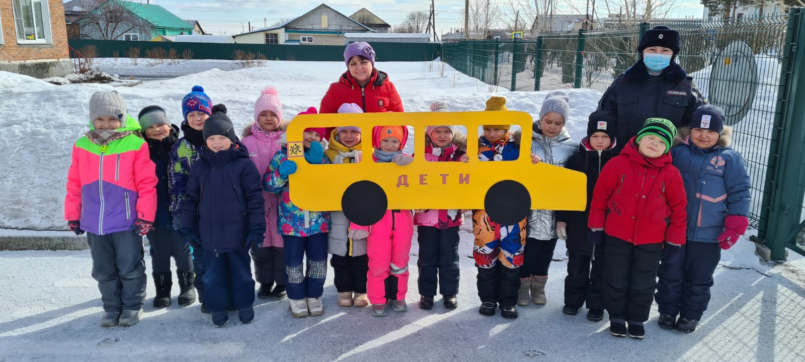 В Артемовском появился шагающий автобус