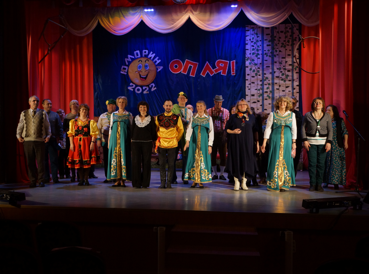 Фото предоставлено Н. Грубер. Многонациональная и дружная команда юморины на сцене ДК им. Попова