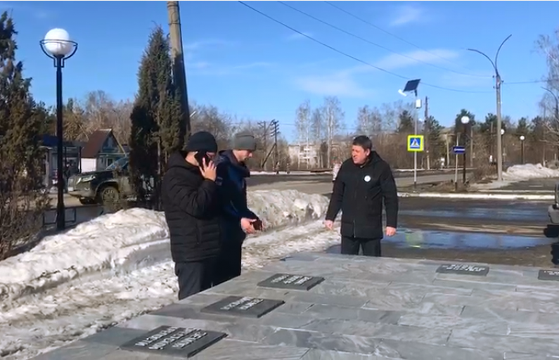 Скрин с видео. Звезду для Вечного огня установят на постаменте мемориала