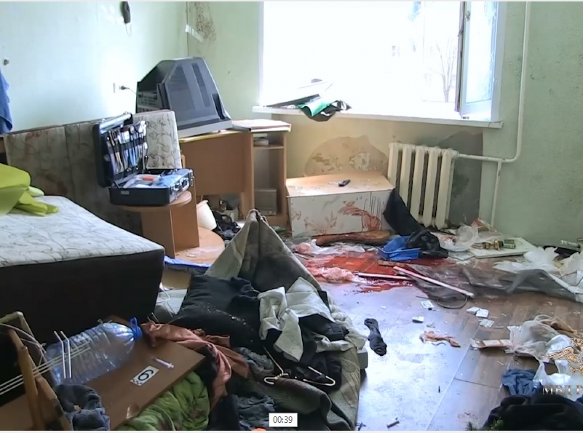 Скрин с видео ГУ МВД. Разбушевавшегося мужчину не остановил даже перцовый балончик