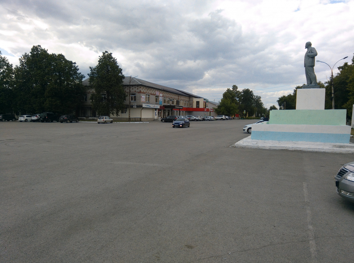 Фото из архива редакции. 1 и 9 мая проезд через площадь перекроют. Здесь пройдут праздничные мероприятия.