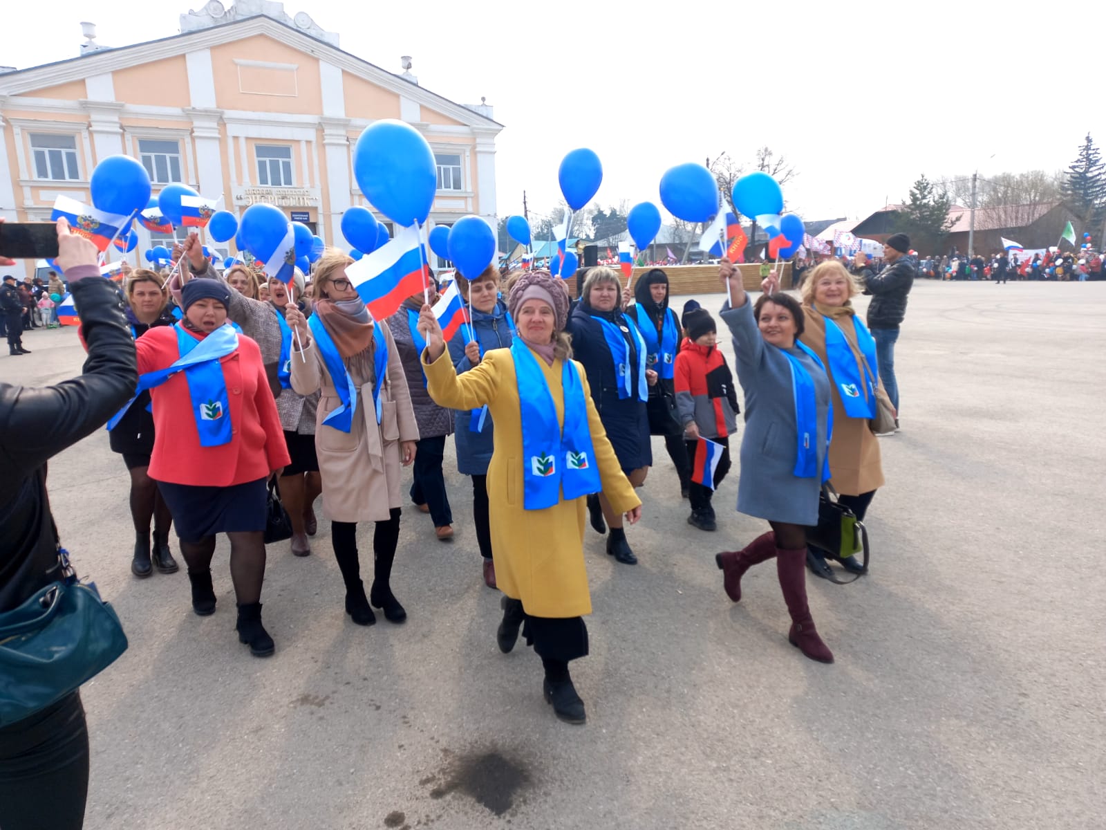 По городу шагает Первомай: музыка, поздравления и шары, унесенные ветром
