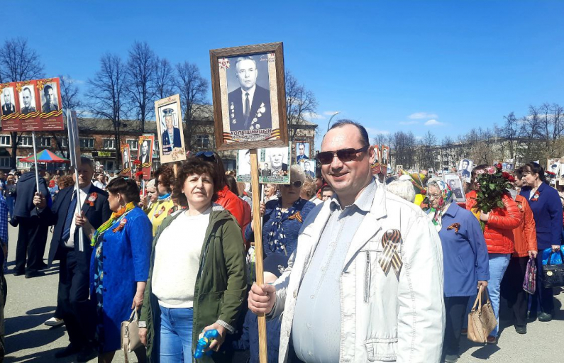 Фото Галины Таскиной. В каждой семье есть свой герой. Сегодня он снова в строю благодаря акции "Бессмертный полк".