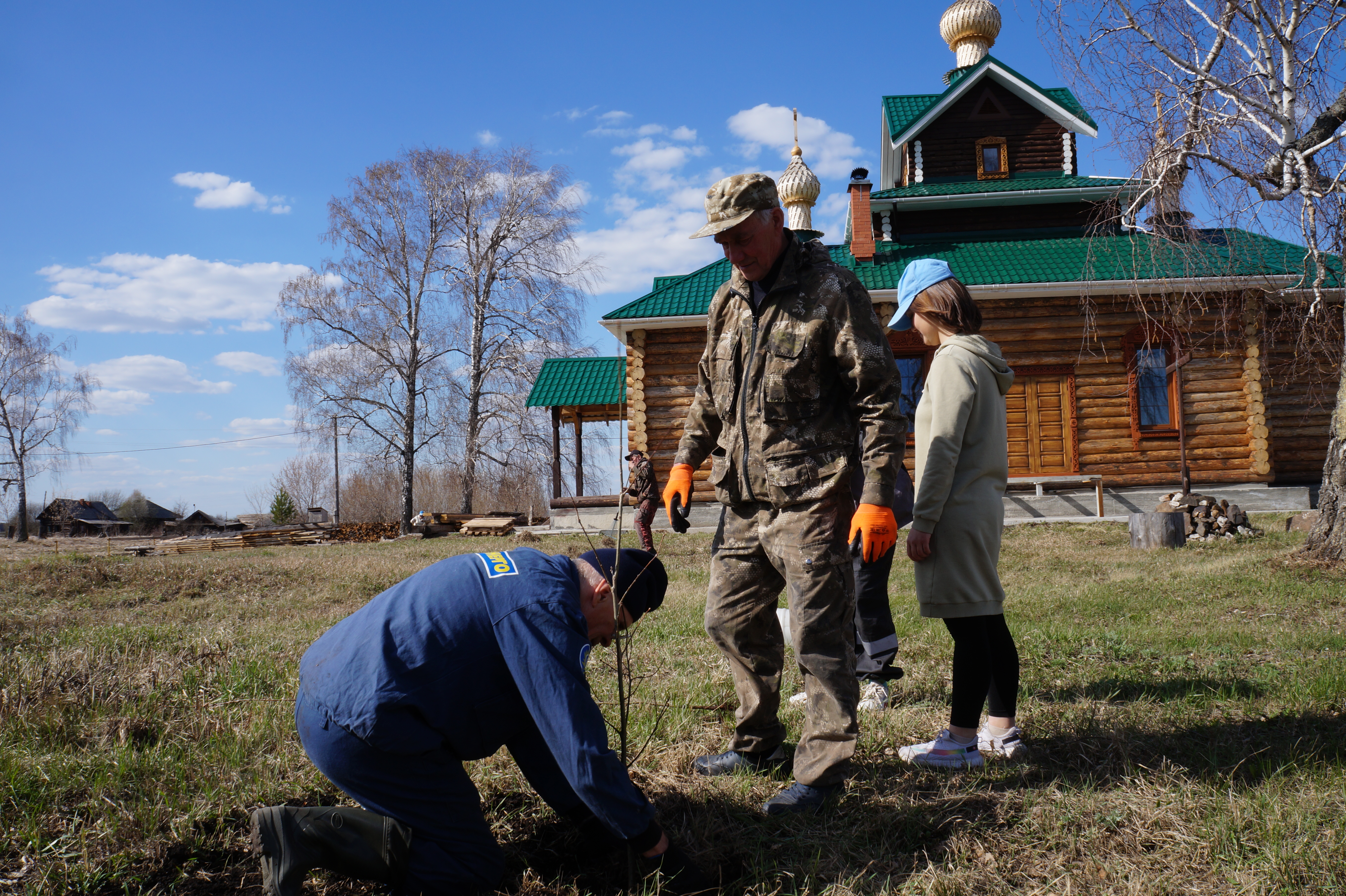 Провели субботник и поклонились павшим воинам