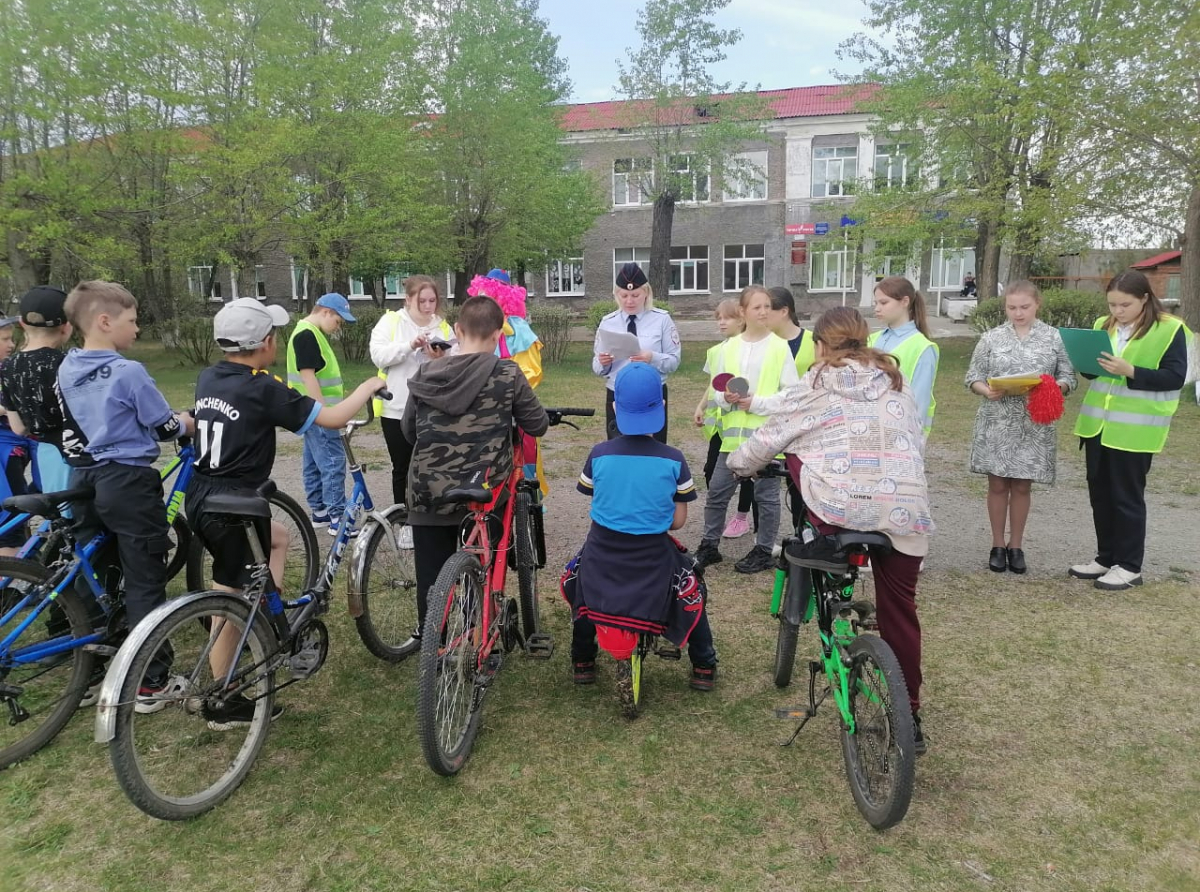 Фото предоставлено ОМВД. Сотрудники ГИБДД уверены, что полученные навыки управления велосипедом и знания ПДД позволят ребятам активно и безопасно провести каникулы.