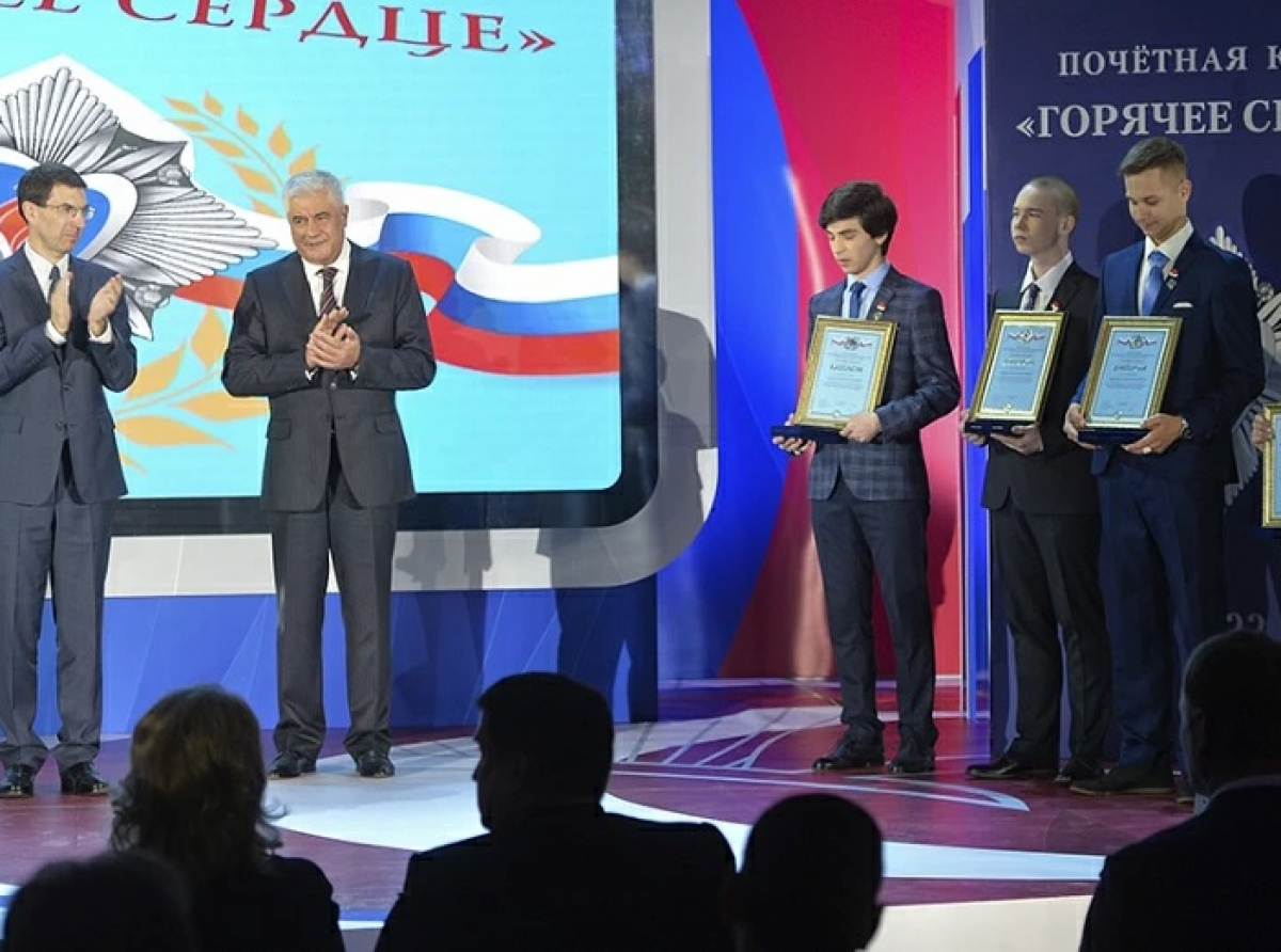 Фото: пресс-центр МВД России. Министр вручил нагрудные знаки «Горячее сердце» пятерым юным лауреатам и пожелал им отличной учебы, новых побед, спортивных и творческих достижений.