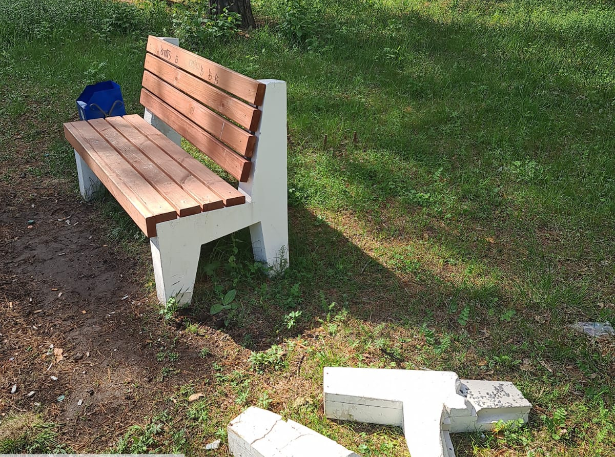 Фото: УГХ. Мощные скамейки в парке зачем то сломали