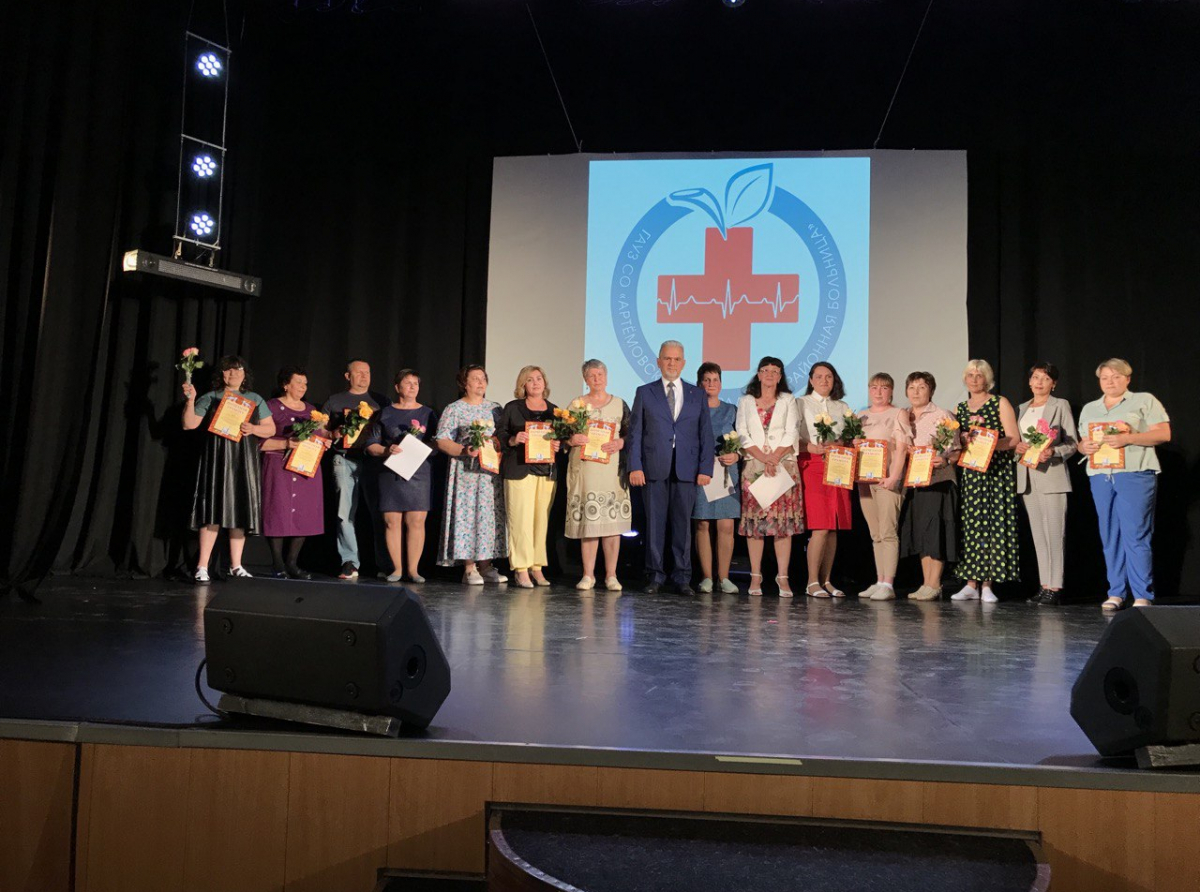 Фото Ольги Гладких. На сцене - виновники торжества. В честь праздника не в белых халатах, а в более ярких нарядах.