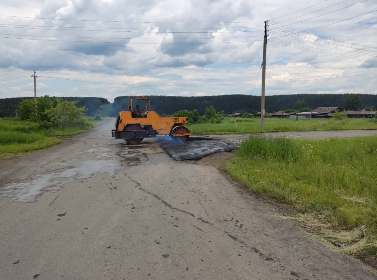 На фото из Т-канала главы АГО ремонт дорог в с. Мироново