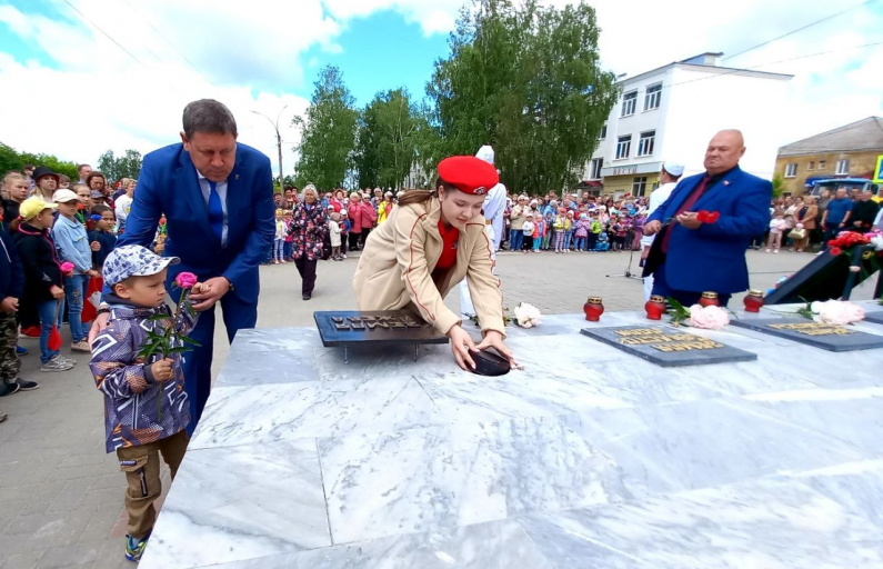 Фото Галины Таскиной. Исторический момент: среди капсул с землей городов-героев в АГО теперь есть капсула из Ржева.