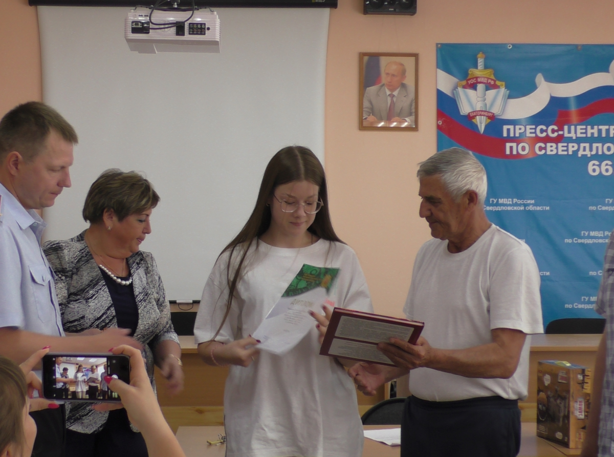 Фото предоставлено ОМВД. Ученица школы № 2 Светлана Подкорытова заняла в конкурсе "Листая семейный альбом" 2 место.