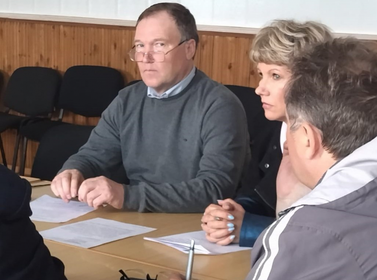 Фото: Алена Поливанова. Идет выездное заседание депутатов в поселке Красногвардейском