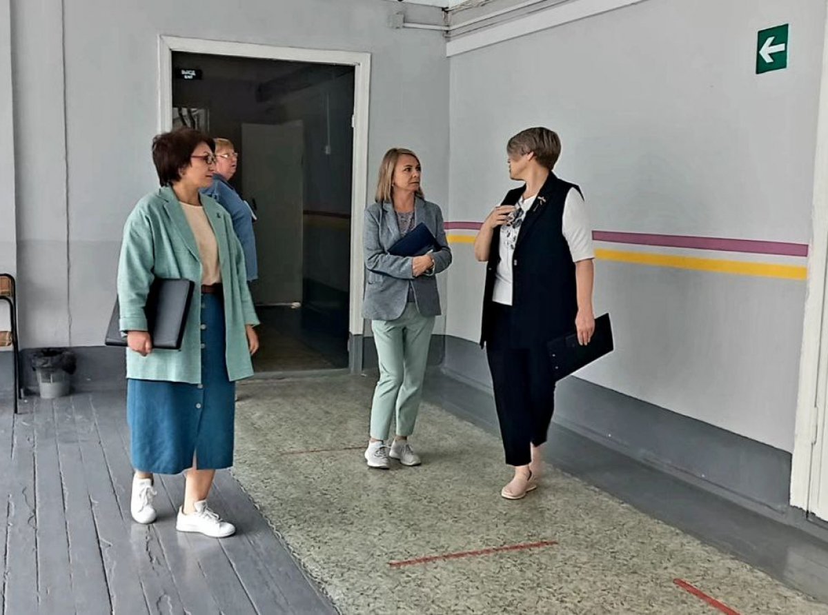 Фото Галины Таскиной. Цель визита комиссии - проверить, готовы ли учреждения к 1 сентября.