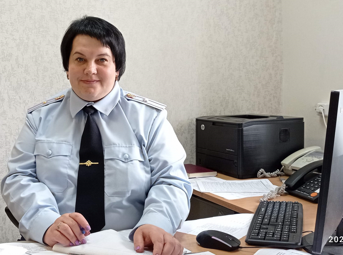 Фото ОМВД. Участковый уполномоченный полиции майор полиции Светлана Гладких установила личность девочки и вернула мальчику похищенный сотовый телефон.